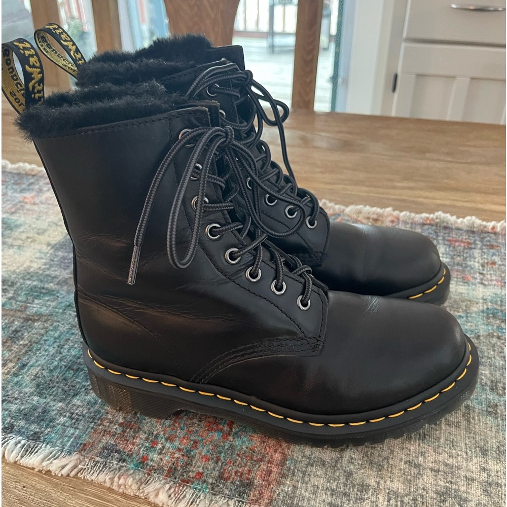 1460 Serena Dr. Martens Black 8-hole Leather Boots Faux Fur Lined Women’s 7 EUC